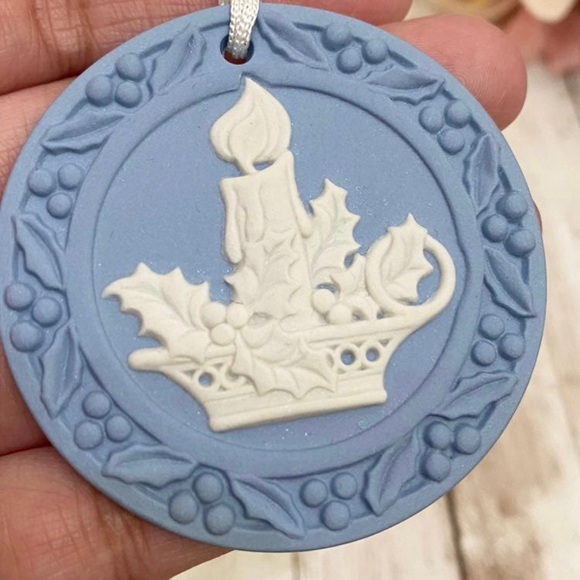 Vintage WEDGWOOD Blue JasperWare Christmas Candle Holly Boxed Christmas Ornament - Picture 4 of 10